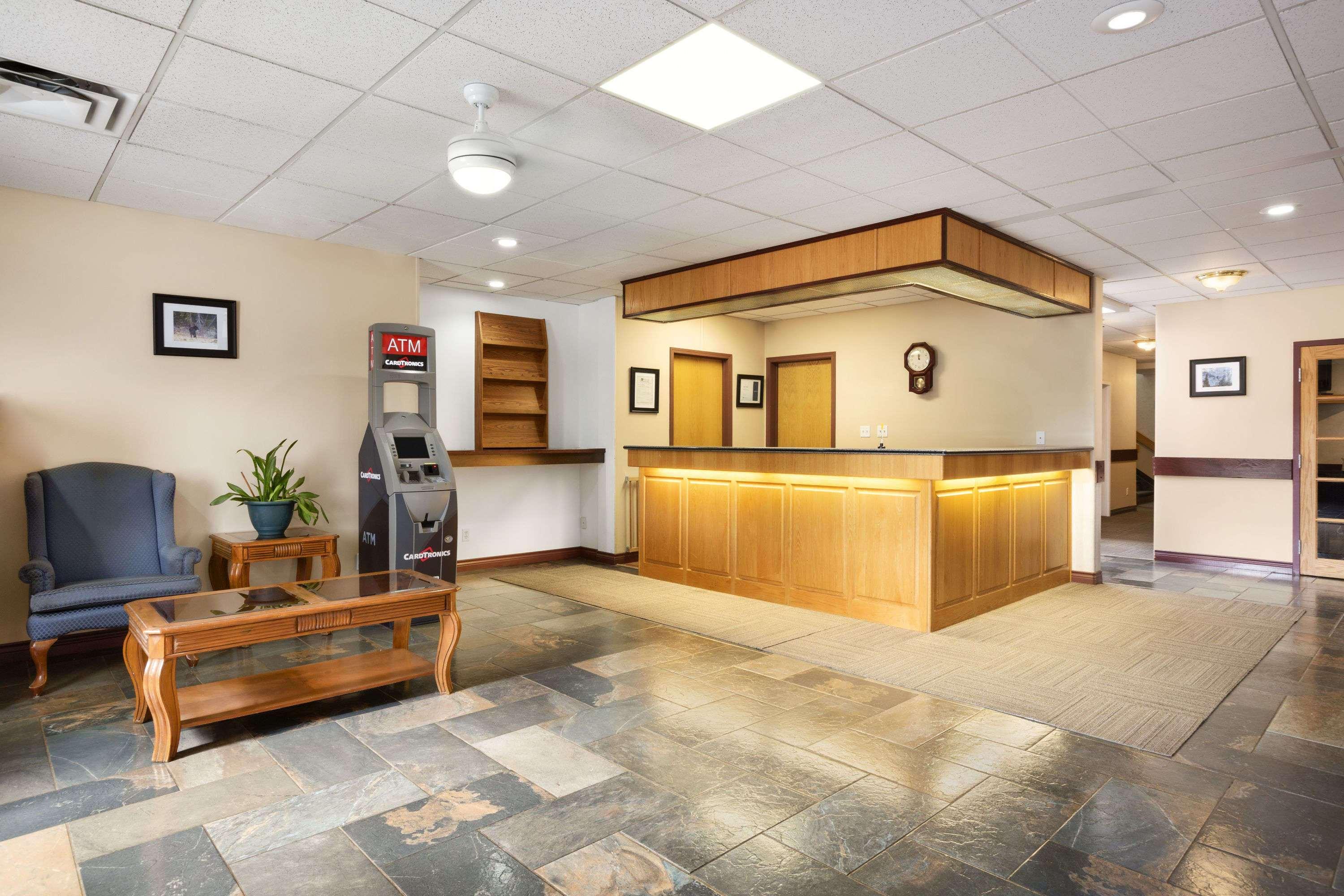Days Inn By Wyndham Hinton Buitenkant foto