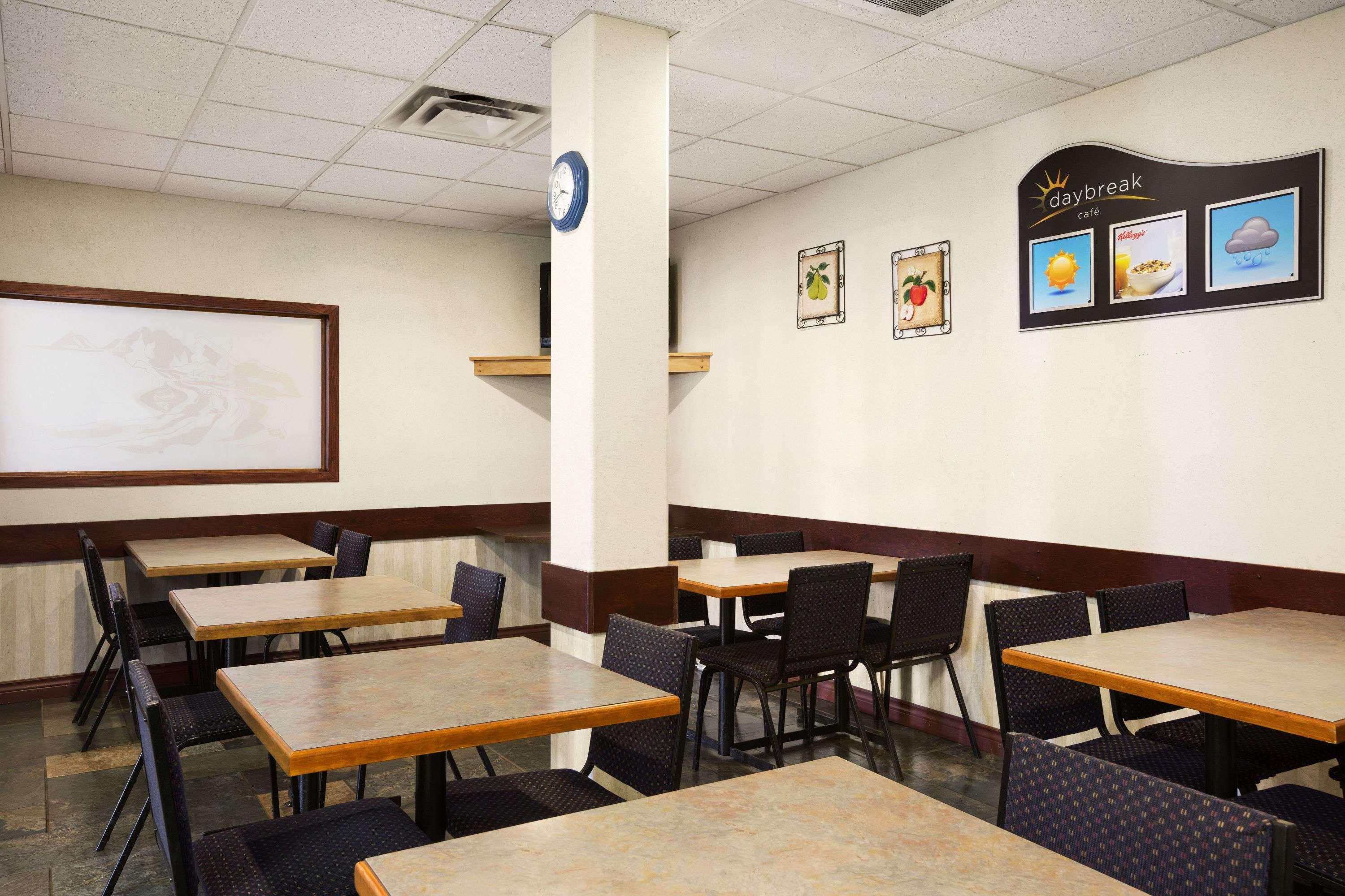 Days Inn By Wyndham Hinton Buitenkant foto